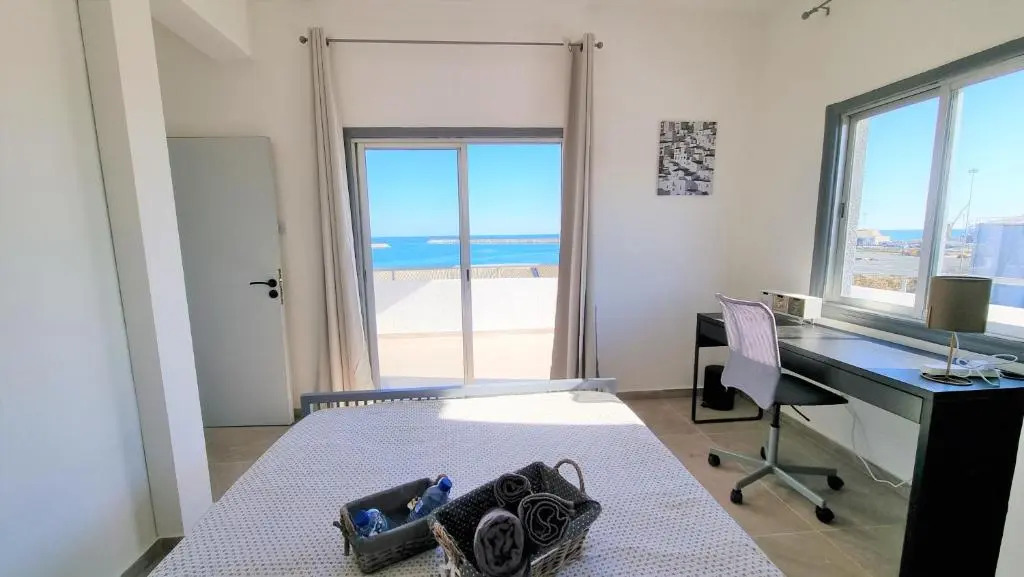 Apartment with 360° balcony and Direct Sea and Harbour View!