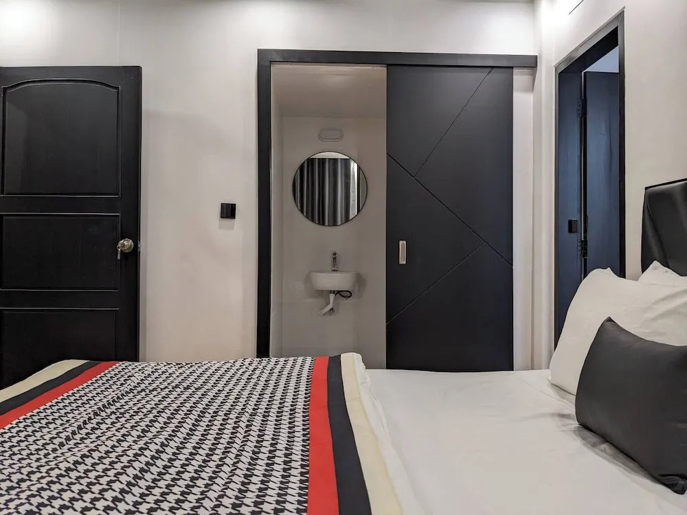 Minimalist Apt at DAC Intl Airport Msg to Avail Special Offer for Flight Catcher