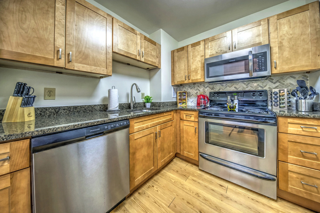 2 Bed with Work From Anywhere Office & Fast Wifi!