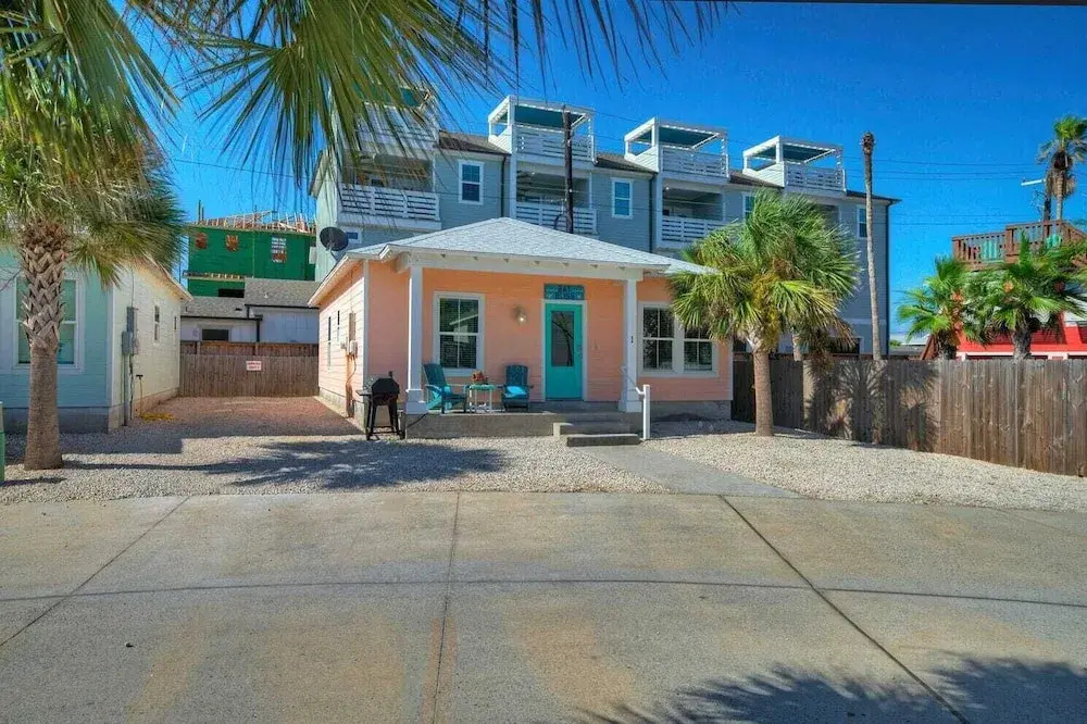 Shared Pool, Walkable to Beach, Vibrant Beachy Design! Bay Bliss by Avantstay