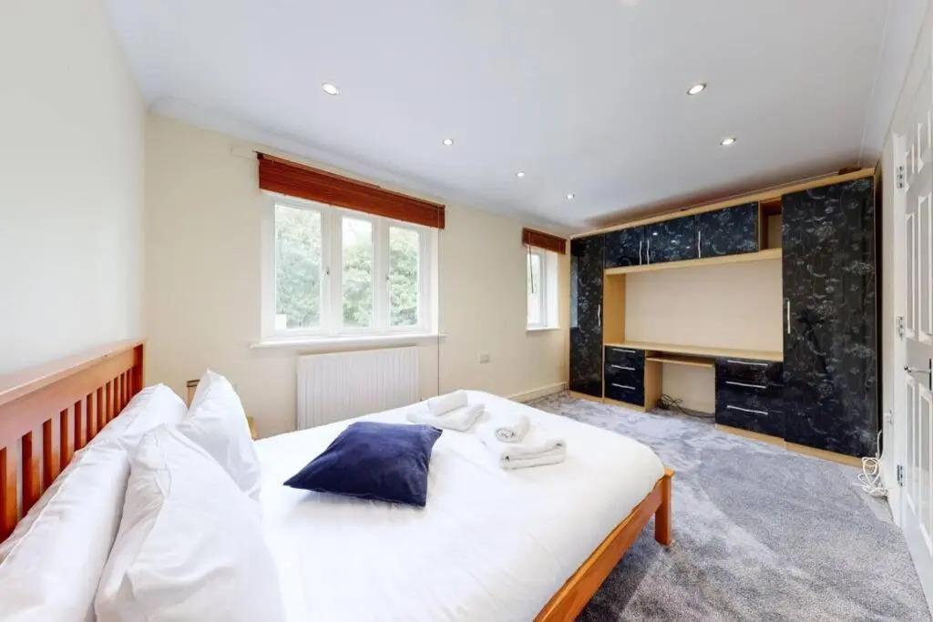 Super 2 Bed House with Privategarden