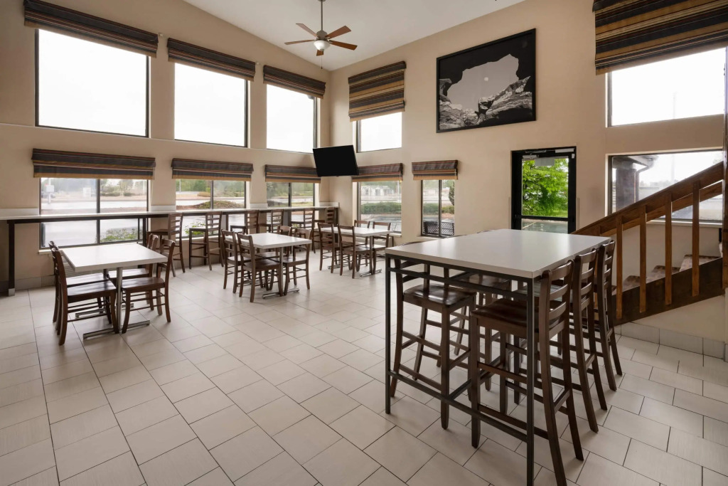 Super 8 by Wyndham Longmont/Twin Peaks