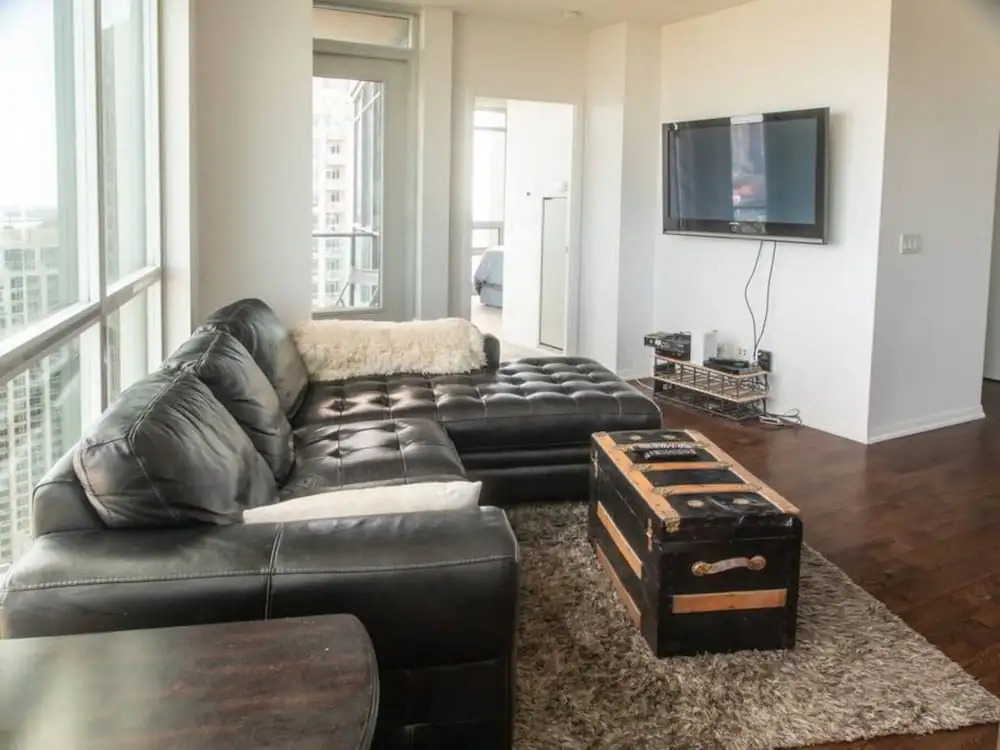 Modern 2 bedroom Condo with CN Tower Views