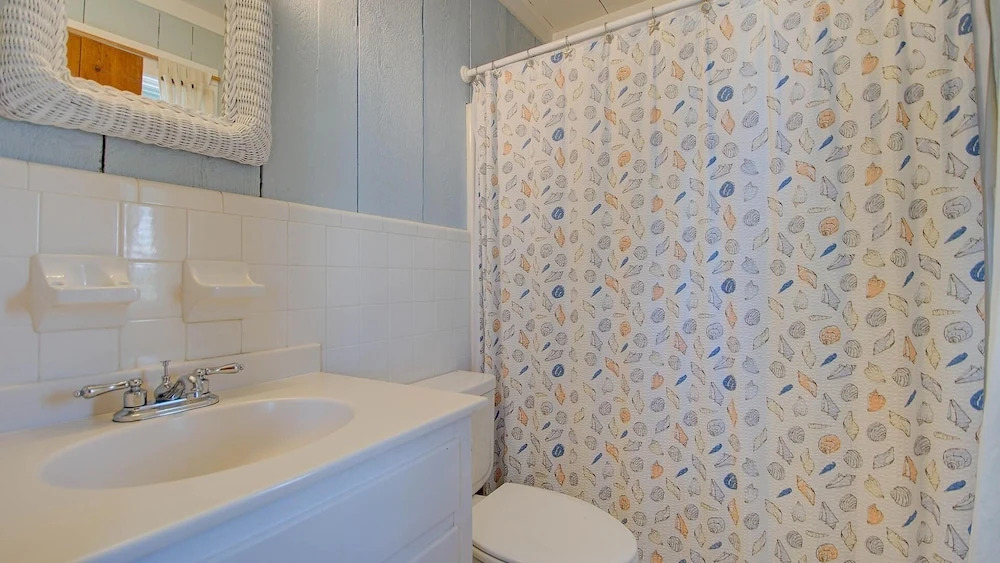 118 Kitchens Beach 9 Br home by RedAwning