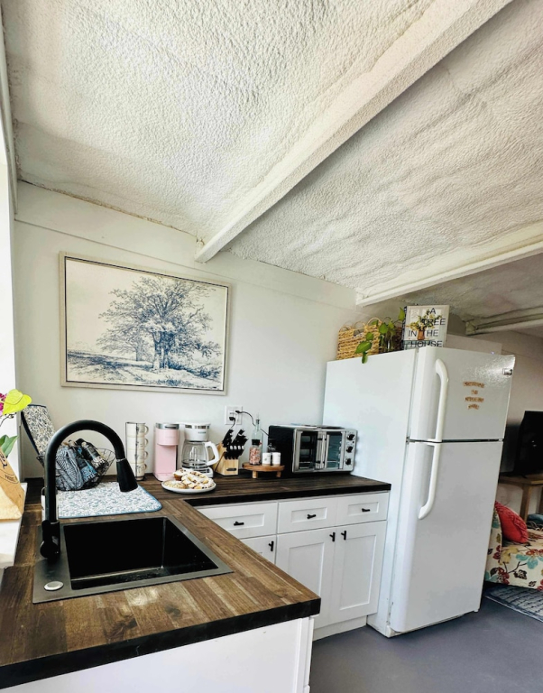 Luxury 4-bedroom Container Home, Hot-tub & Firepit