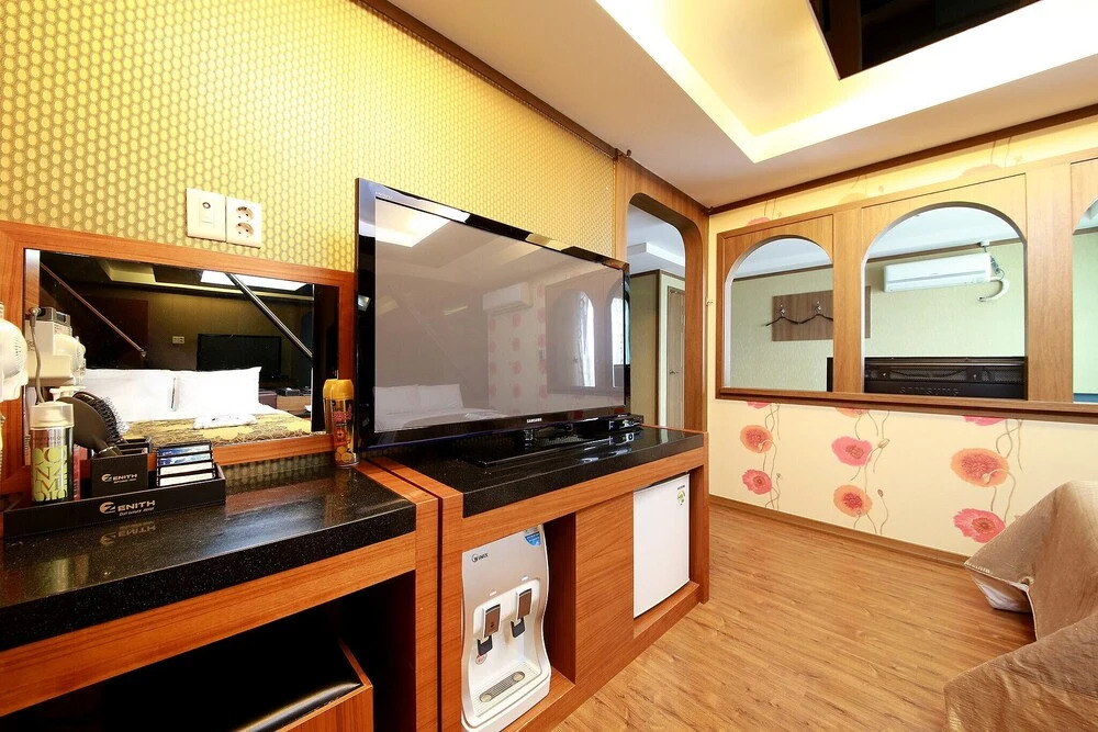 Zenith Hotel