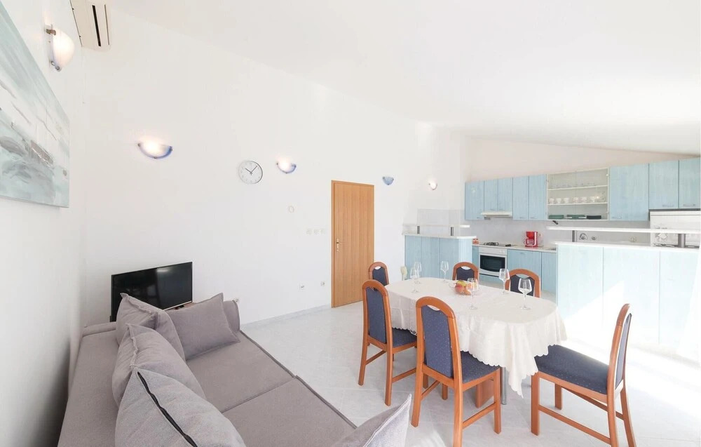Nice Home in Kastel Luksic With Wifi and 3 Bedrooms
