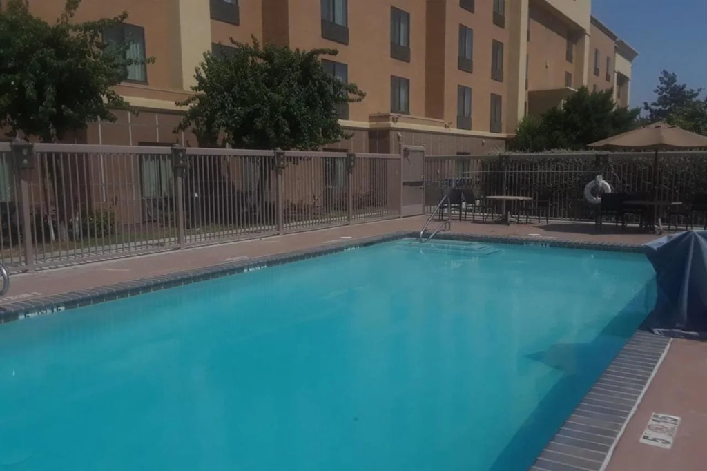 Hampton Inn and Suites Bakersfield / Highway 58