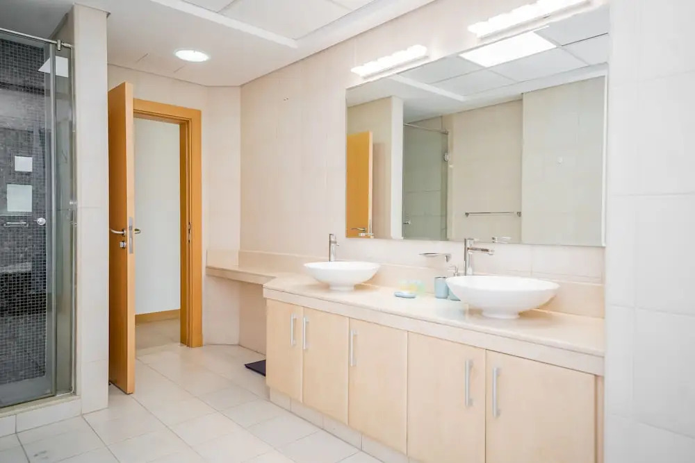 Luton Vacation Homes - Shoreline Apartment, Beach Access