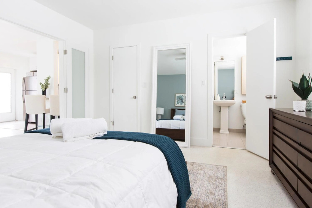Lovely apartment on the canal with a pool