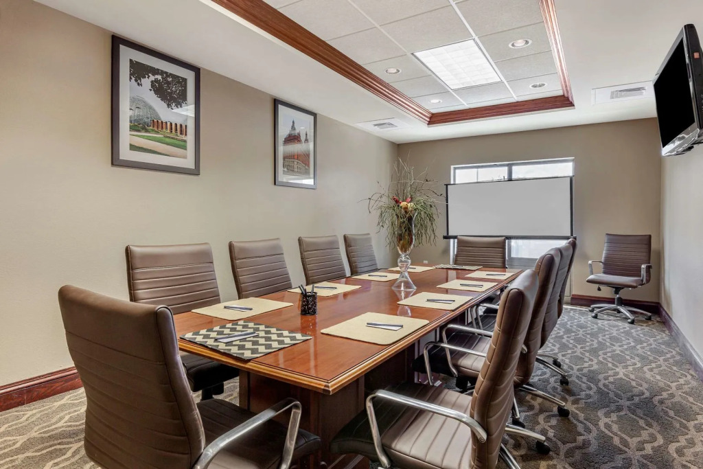 Holiday Inn Express & Suites Milwaukee NW - Park Place by IHG