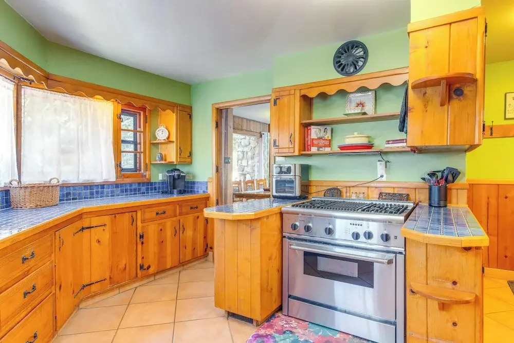 Charming Idaho Springs Retreat on Chicago Creek!