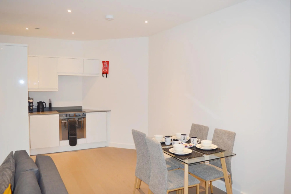 St Albans Luxury Apartment , 5 mins Walk to the Station - 18mins to Central London, Free WiFi &