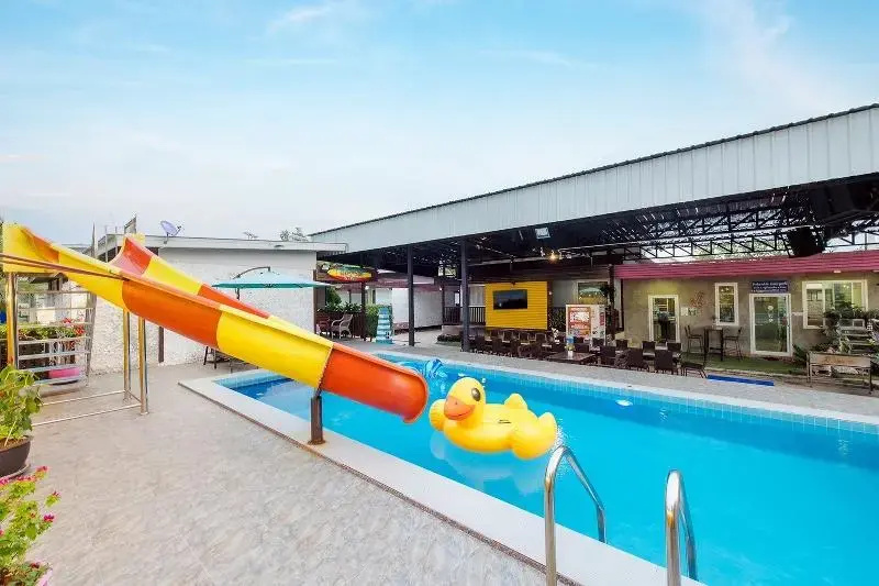 Ton Hom Pool Party