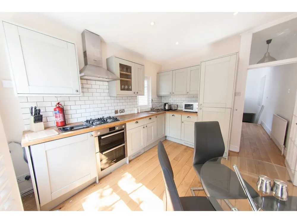 Modern 2 Storey 2-bedroom Flat , Sleeps 6