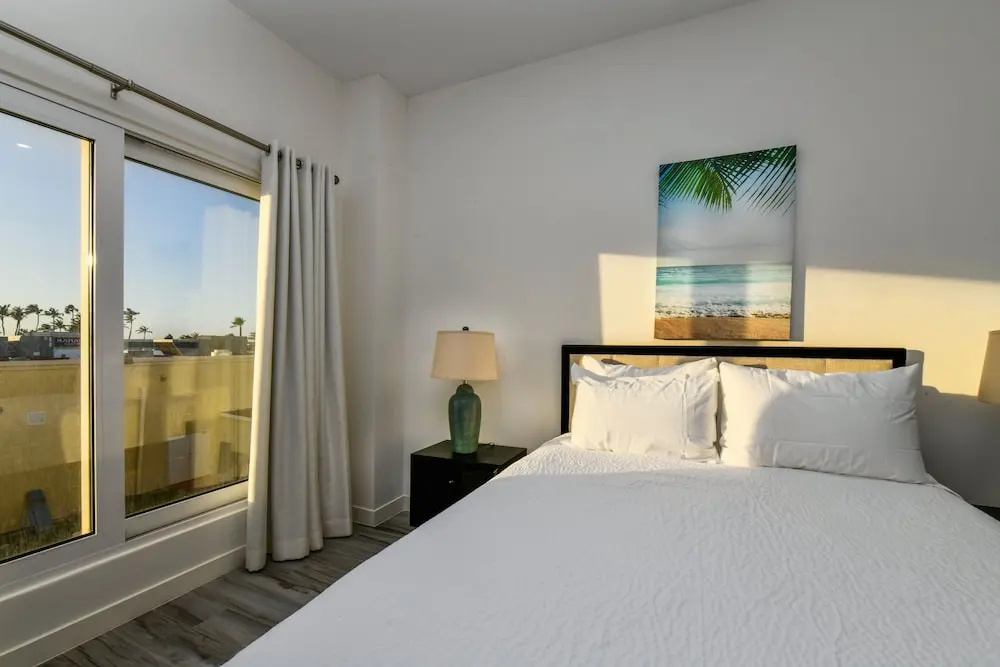 Luxury 2-bedroom Condo Right on the Strip in Palm Beach