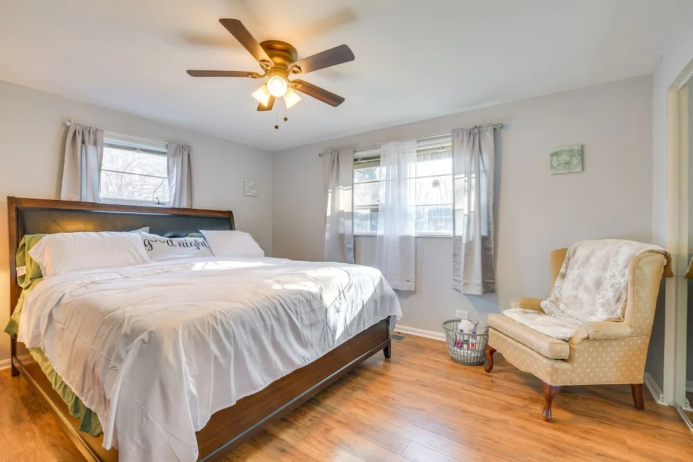Country Club Hills Home: Walk to Rec Center!