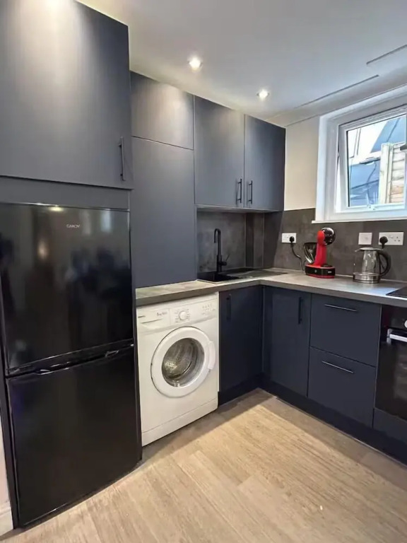 Stunning 1BR Apt in Central Cheltenham