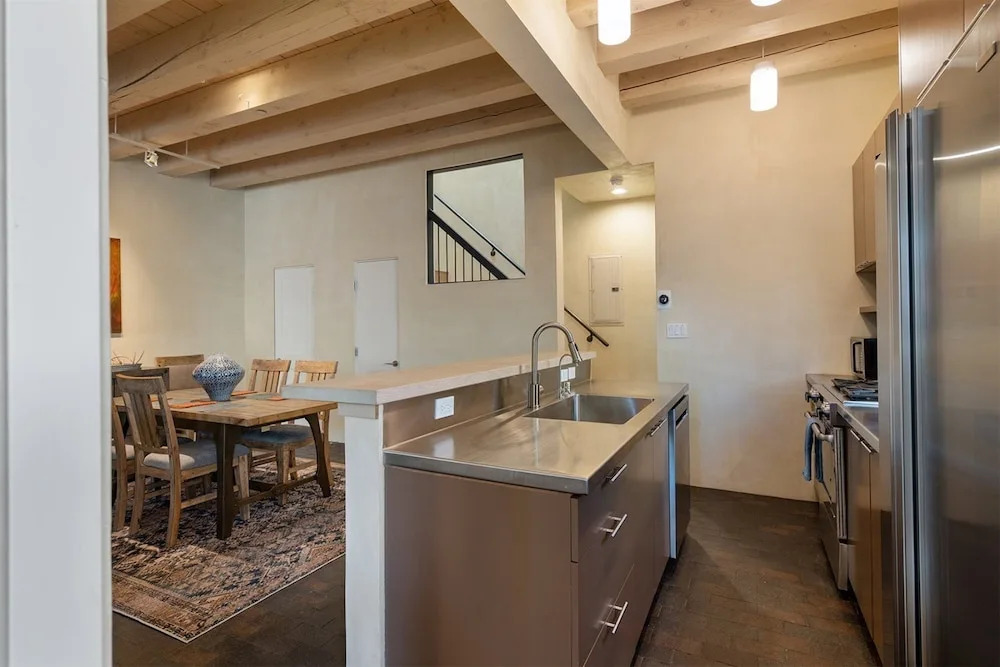 Stone's Throw - Unbeatable Location, Lovely Modern Interior
