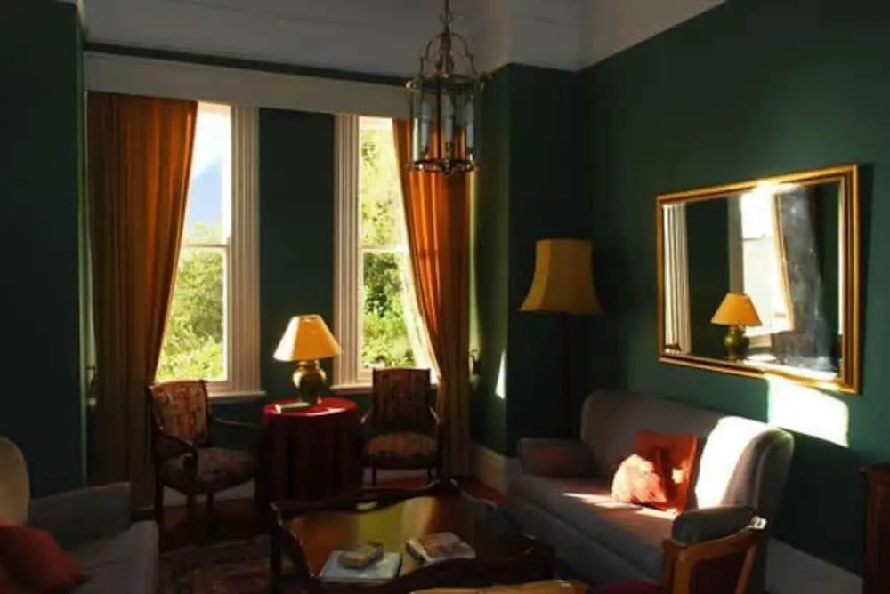 Hillcrest Manor Guesthouse