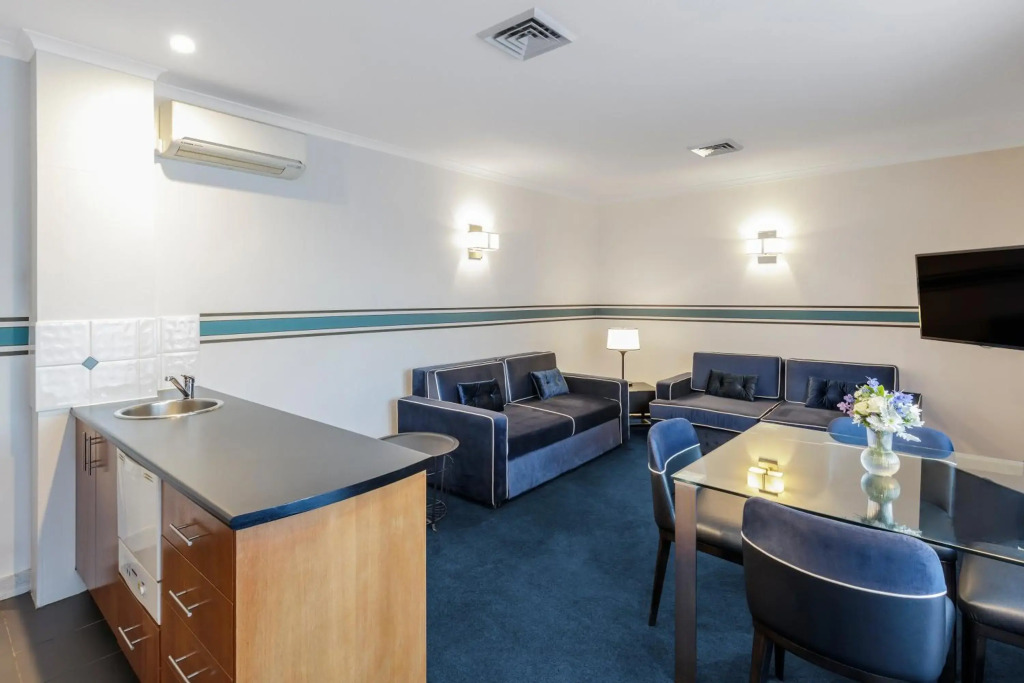 Ramada by Wyndham Diplomat Canberra