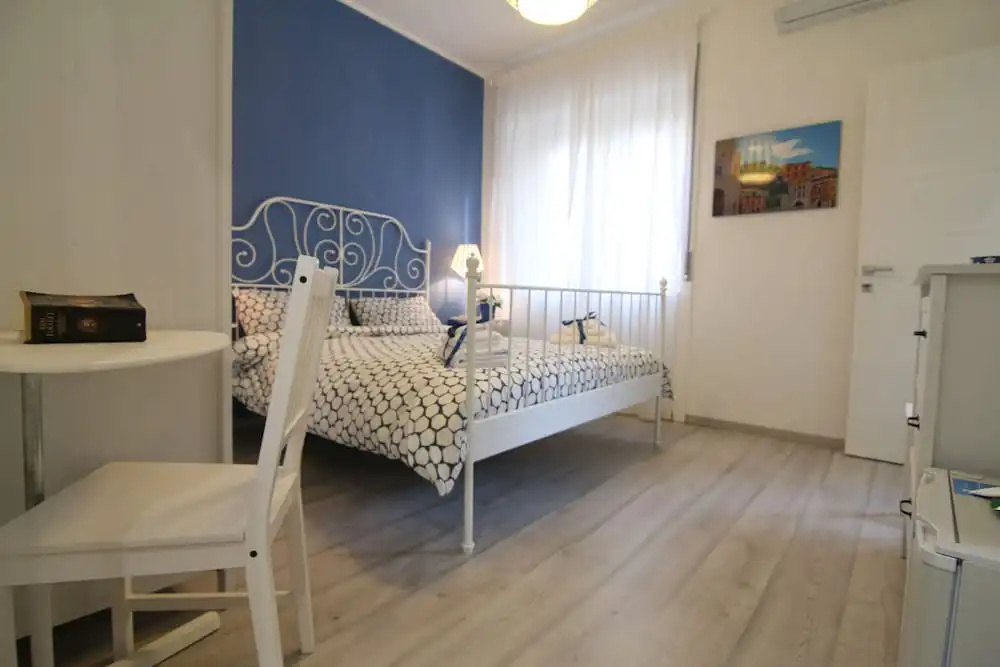 "7 SORELLE B&B" camere in pieno centro città con bagno privato, FREE HIGH SPEED WI-FI, NETFLIX