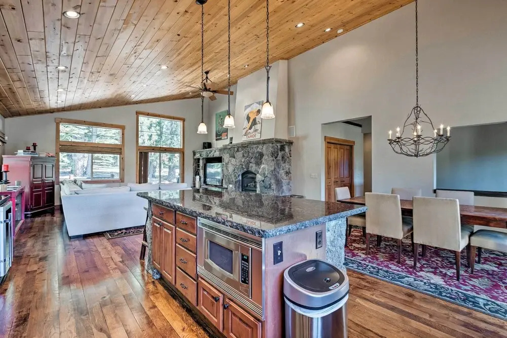 Truckee Escape w/ Hot Tub Near Ski Resorts