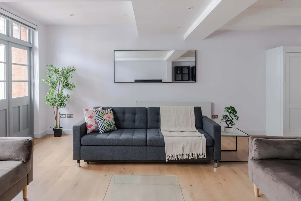 The Eyre Suite Two - Farringdon - by Frankie