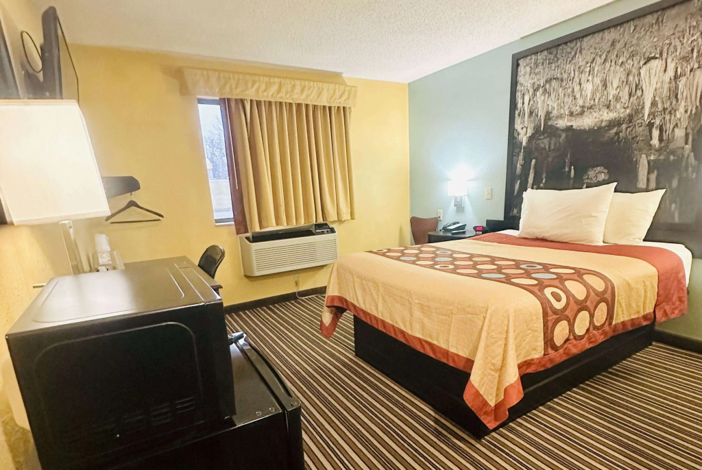 Super 8 by Wyndham Warrenton