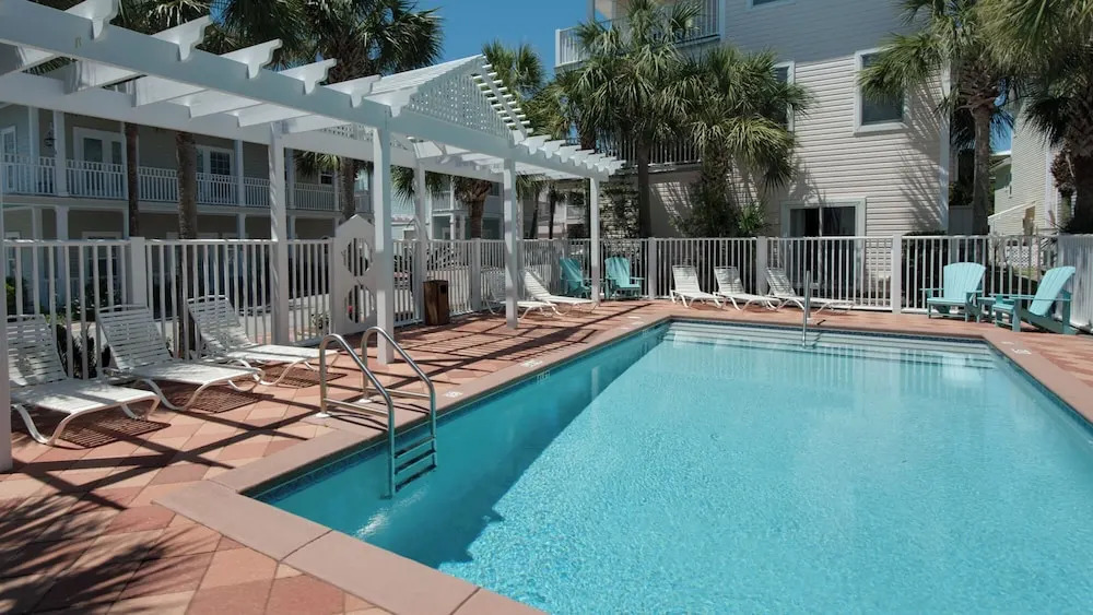 2 Minutes to Beach & Next to Pool - Free Beach Setup, Sleeps 12