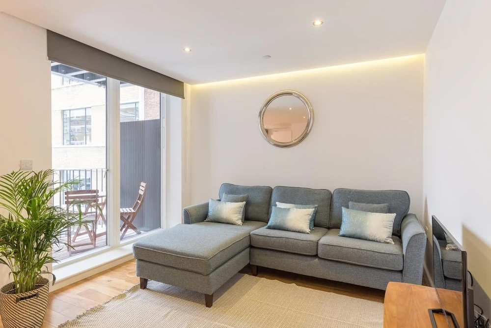 Super Central 2 Bedroom Flat With Balcony Zone 1!