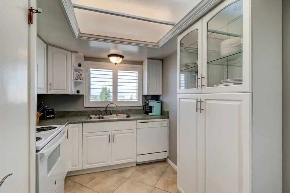 Sunny Ormond Beach SOB Condo, Pool, No Drive Beach