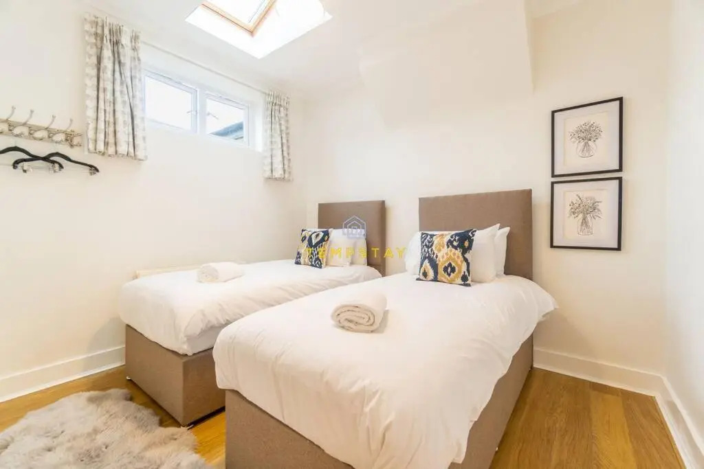 STYLISH 3 BED COTTAGE, WALK 2 ALL SIGHTS & HIGH ST - By Tempstay