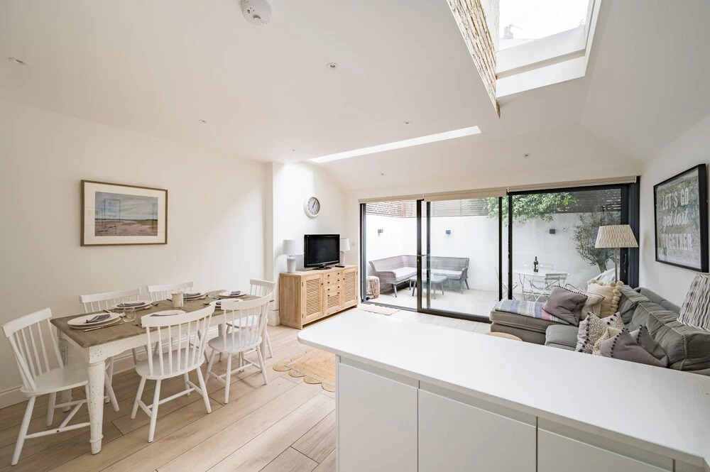 Spacious Three Bedroom Garden Flat Near Clapham Common by Underthedoormat