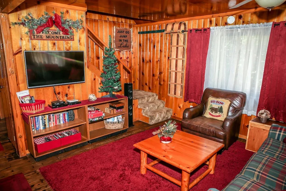 Cinnamon Bear - 2 Br cabin by RedAwning