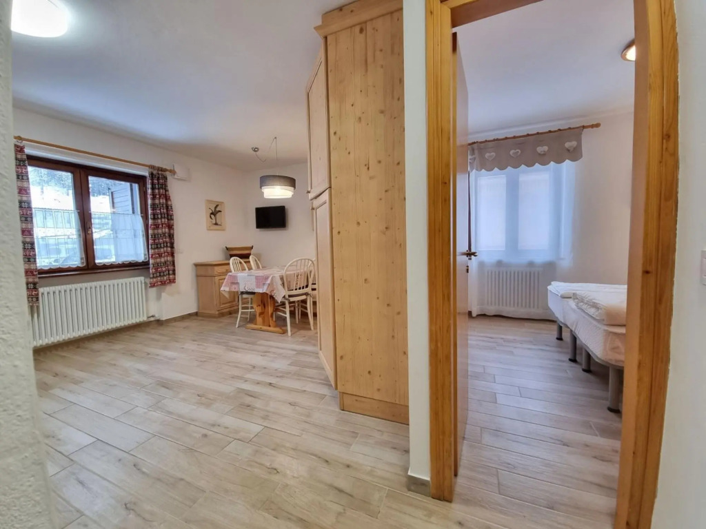 FRAINES 18 :  typical two-room apartment.-198 Fraines 18