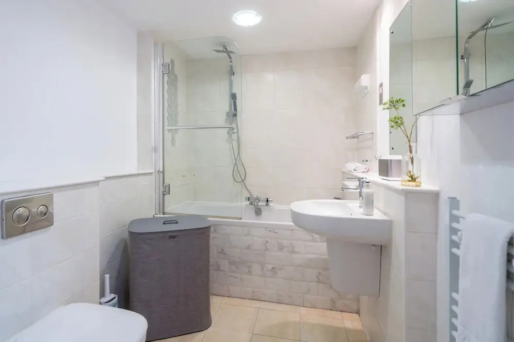Designer 1 Bed Flat Barons Court Sleeps 4, Balcony