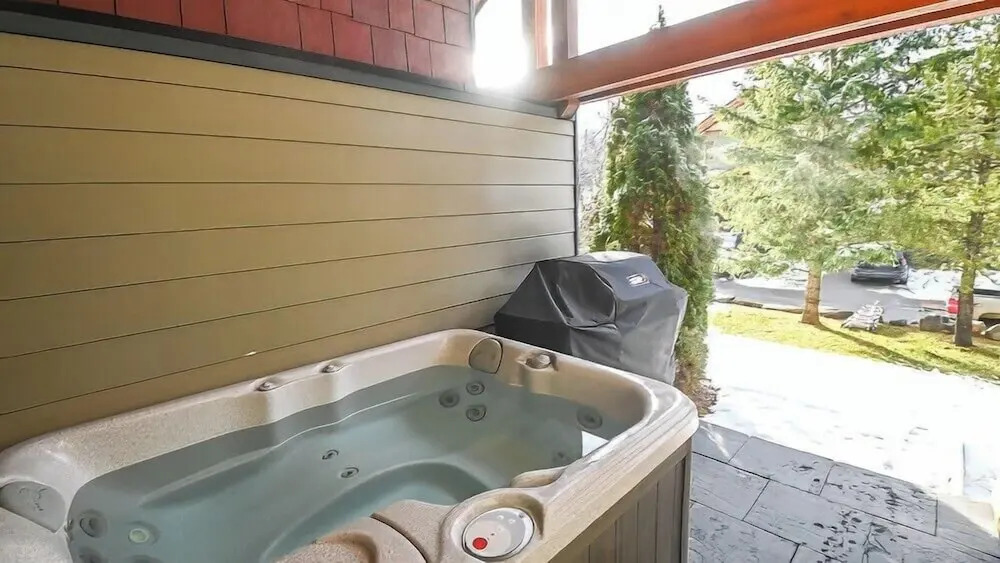 Pinnacle Ridge Chalets by Fernie Lodging Co