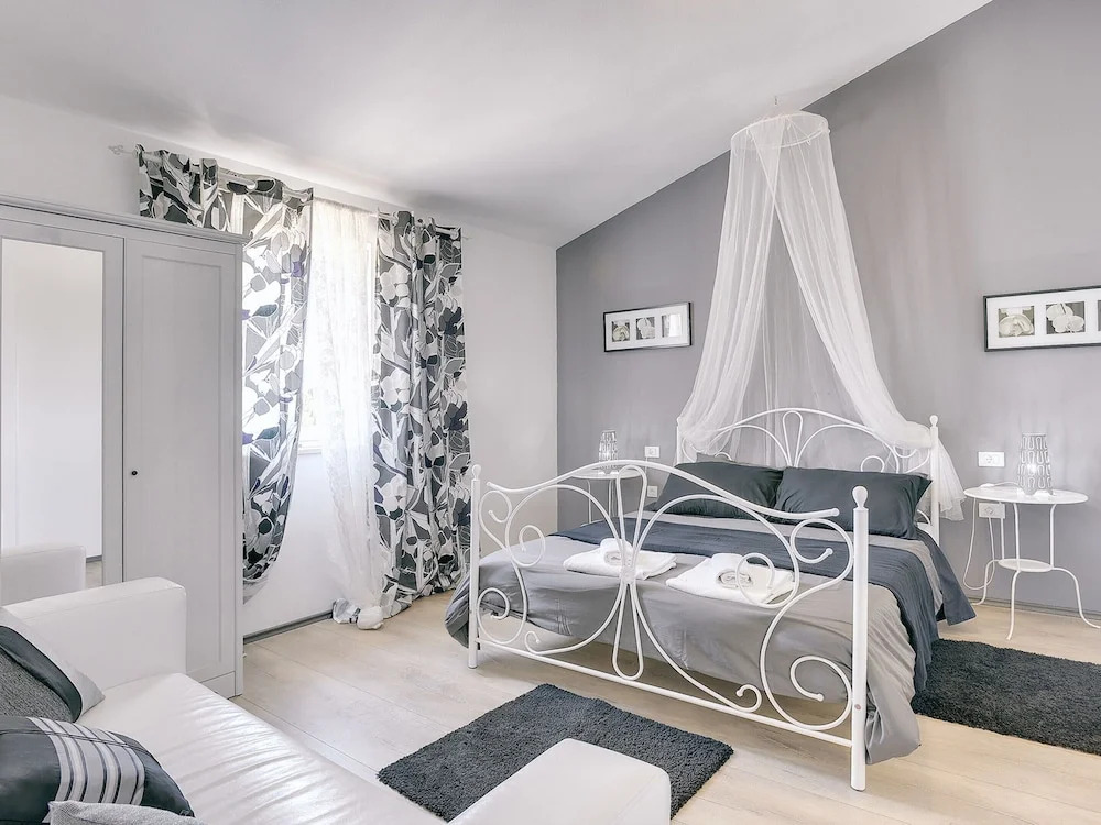 Superb Modern Villa With Pool, Large Fenced Yard Near the Beach