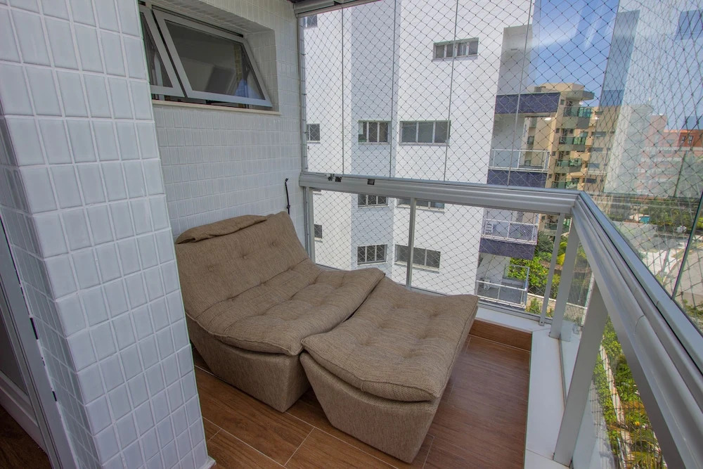 Duplex na Riviera à 70m da praia e próximo ao Shopping.