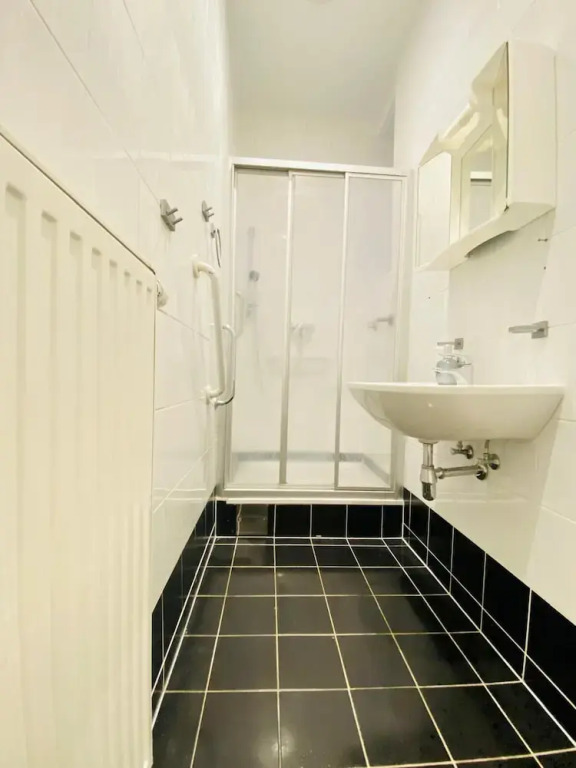 Comfy and Scenic 4BR Stay in Ottakring