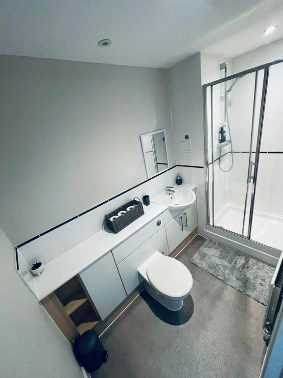 Stunning 2-bed Apartment in Crawley