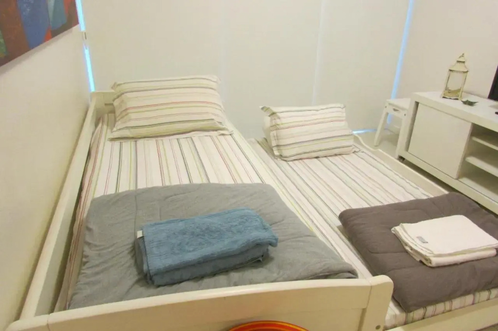Lindo apto no Barrabela, todo equipado, com arcondicionados split novos no quarto e na sala, limpíssimo, cheiroso, novinho, condomínio em frente à praia, com piscina aquecida, sauna, quadra, academia, lavanderia, salão de beleza, restaurantes, mercado 24h
