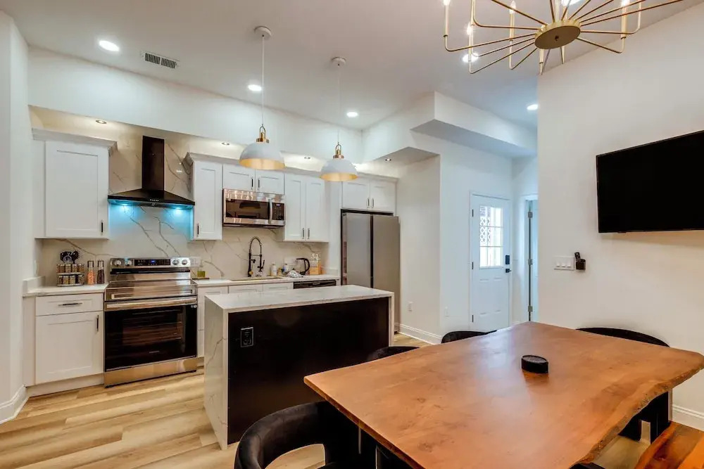 1 Mi to Dtwn: Hot Tub Haven in Richmond!