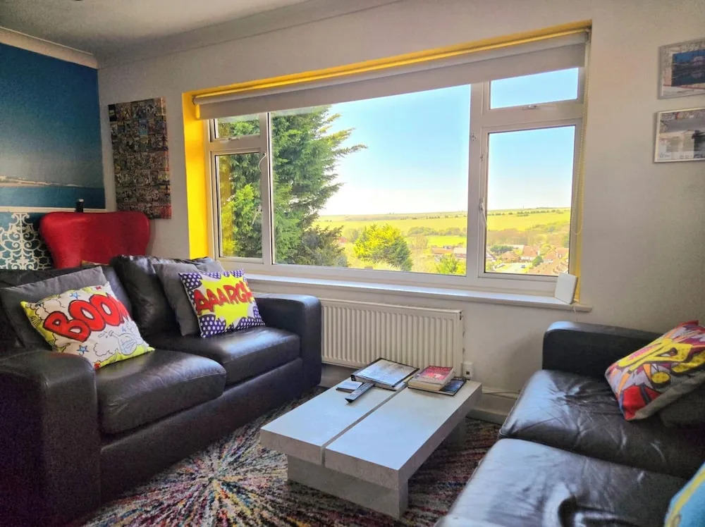 3 Bed House Stunning Views And Free Parking