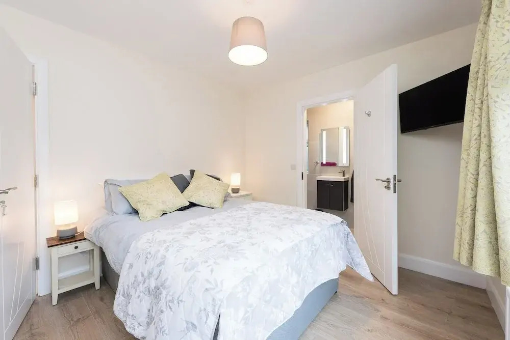 2br-sleeps4-parking-nearcork-6mintoairport