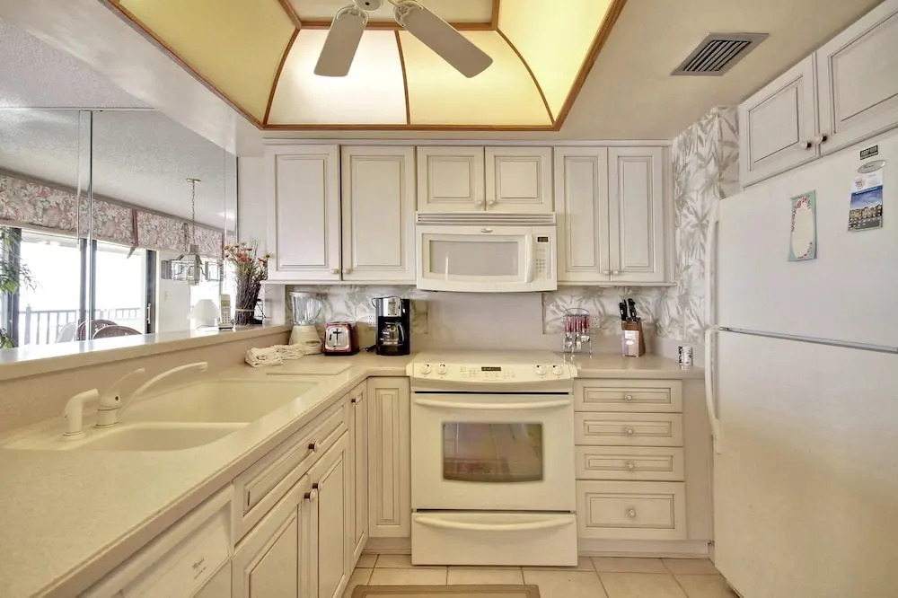 Land's End 401 Building 8 Corner Unit / Beachfront Condo!