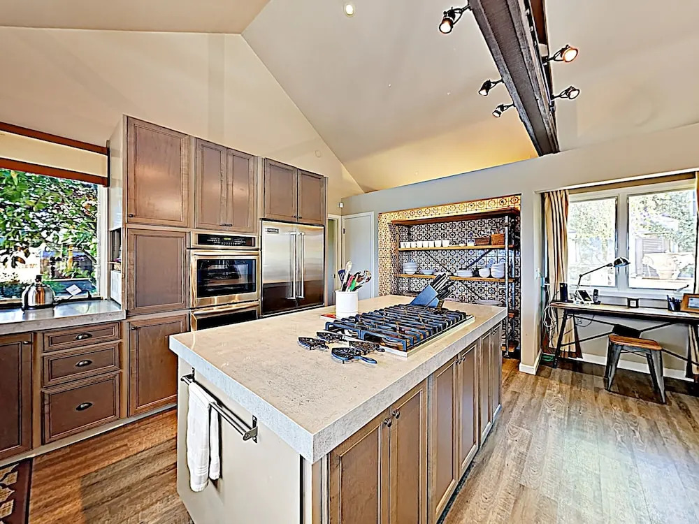 Spacious 6br Vineyard  - Pool & Valley Views 6 Bedroom Home