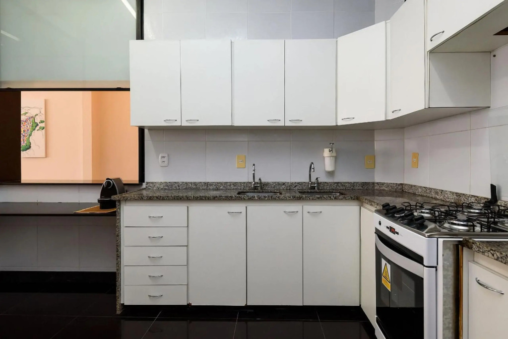 Omar do Rio - TN 239/301: Grande Apartamento p/ Até 10 pessoas, Internet 240mbps, Workstation, Smart TV, 100 metros do Metrô e 500metros da Praia de Copacabana