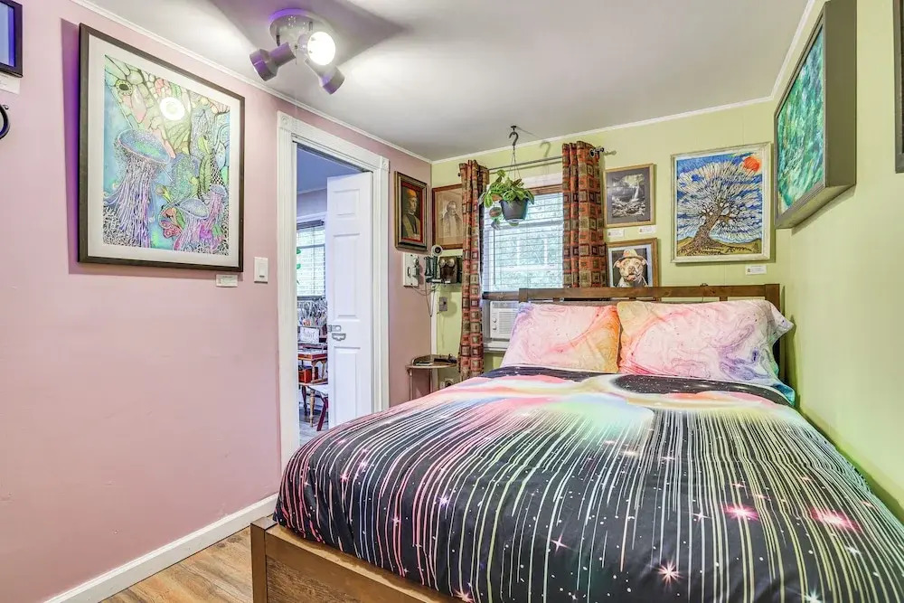 Artsy Cottage in Scotrun w/ Studio Space & Hot Tub